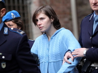 Amanda Knox being escorted by Italian authorities in 2010