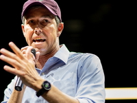 Beto O'Rourke in red hat speaking